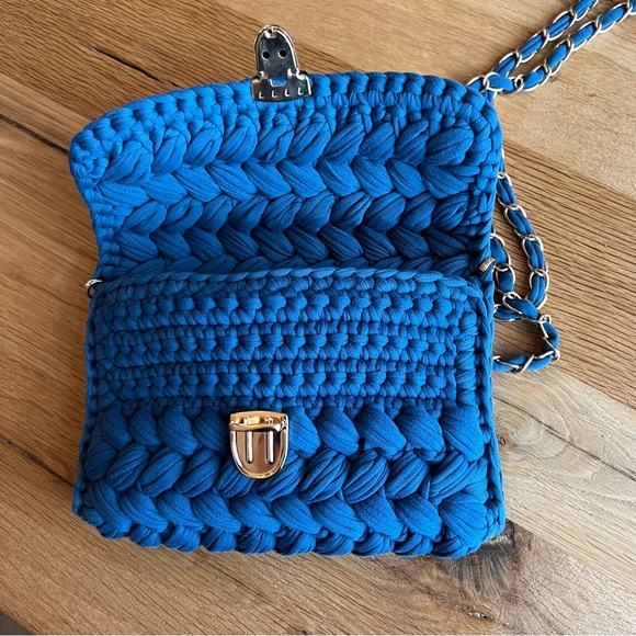NEW Handmade Crochet Crossbody Handbag with Gold Chain - Picture 4 of 8